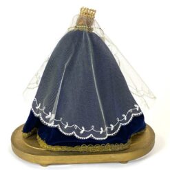 Vintažinė Švč. Mergelės Marijos su kūdikėliu Jėzumi statula iš vaško ir tekstilės su mediniu postamentu ir stikliniu gaubtu 20,5×35,5×39 cm