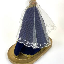 Vintažinė Švč. Mergelės Marijos su kūdikėliu Jėzumi statula iš vaško ir tekstilės su mediniu postamentu ir stikliniu gaubtu 20,5×35,5×39 cm