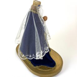 Vintažinė Švč. Mergelės Marijos su kūdikėliu Jėzumi statula iš vaško ir tekstilės su mediniu postamentu ir stikliniu gaubtu 20,5×35,5×39 cm