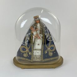 Vintažinė Švč. Mergelės Marijos su kūdikėliu Jėzumi statula iš vaško ir tekstilės su mediniu postamentu ir stikliniu gaubtu 20,5×35,5×39 cm