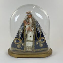 Vintažinė Švč. Mergelės Marijos su kūdikėliu Jėzumi statula iš vaško ir tekstilės su mediniu postamentu ir stikliniu gaubtu 20,5×35,5×39 cm