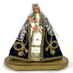 Vintažinė Švč. Mergelės Marijos su kūdikėliu Jėzumi statula iš vaško ir tekstilės su mediniu postamentu ir stikliniu gaubtu 20,5×35,5×39 cm