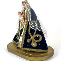 Vintažinė Švč. Mergelės Marijos su kūdikėliu Jėzumi statula iš vaško ir tekstilės su mediniu postamentu ir stikliniu gaubtu 20,5×35,5×39 cm