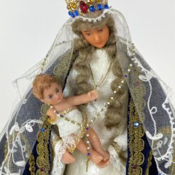 Vintažinė Švč. Mergelės Marijos su kūdikėliu Jėzumi statula iš vaško ir tekstilės su mediniu postamentu ir stikliniu gaubtu 20,5×35,5×39 cm
