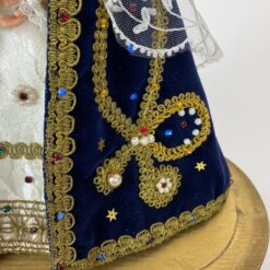 Vintažinė Švč. Mergelės Marijos su kūdikėliu Jėzumi statula iš vaško ir tekstilės su mediniu postamentu ir stikliniu gaubtu 20,5×35,5×39 cm