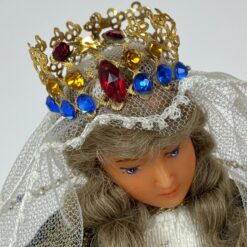Vintažinė Švč. Mergelės Marijos su kūdikėliu Jėzumi statula iš vaško ir tekstilės su mediniu postamentu ir stikliniu gaubtu 20,5×35,5×39 cm