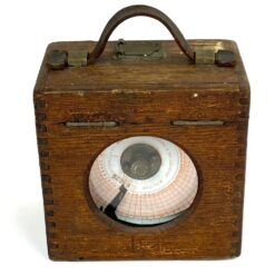 Belgiškas nikeliuoto žalvario balandžių lenktynių laikmatis Imperator Toulet su ąžuoline dėže, gamintojas Henry Martens & Cie 11,5×17,5×18 cm