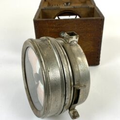 Belgiškas nikeliuoto žalvario balandžių lenktynių laikmatis Imperator Toulet su ąžuoline dėže, gamintojas Henry Martens & Cie 11,5×17,5×18 cm