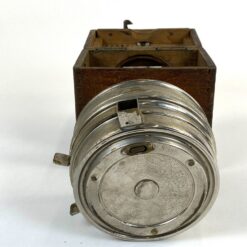 Belgiškas nikeliuoto žalvario balandžių lenktynių laikmatis Imperator Toulet su ąžuoline dėže, gamintojas Henry Martens & Cie 11,5×17,5×18 cm