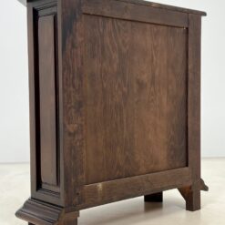 Tamsiai ruda ąžuolo masyvo vienų durų ir vieno stalčiaus komoda 36x86x88,5 cm