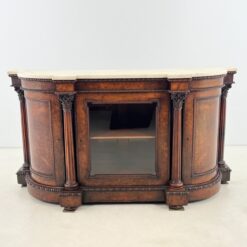 Prabangi riešutmedžio trijų durų komoda su drožinėtomis kolonomis ir akmeniniu stalviršiumi 62x183x100 cm