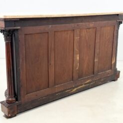 Prabangi riešutmedžio trijų durų komoda su drožinėtomis kolonomis ir akmeniniu stalviršiumi 62x183x100 cm