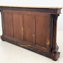 Prabangi riešutmedžio trijų durų komoda su drožinėtomis kolonomis ir akmeniniu stalviršiumi 62x183x100 cm