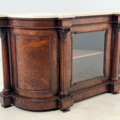 Prabangi riešutmedžio trijų durų komoda su drožinėtomis kolonomis ir akmeniniu stalviršiumi 62x183x100 cm