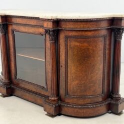 Prabangi riešutmedžio trijų durų komoda su drožinėtomis kolonomis ir akmeniniu stalviršiumi 62x183x100 cm