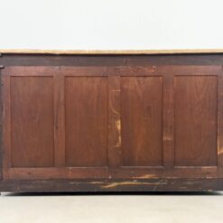 Prabangi riešutmedžio trijų durų komoda su drožinėtomis kolonomis ir akmeniniu stalviršiumi 62x183x100 cm
