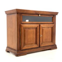 Klasikinio stiliaus riešutmedžio komoda su viršutinėmis atveriamomis stiklinėmis durelėmis 49x110x85,5 cm