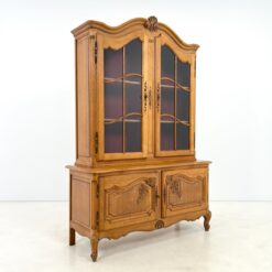 Ąžuolinis dviejų dalių bufetas su tekstiline vidaus apdaila ir apšvietimu 46x130x189 cm