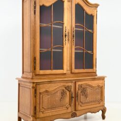 Ąžuolinis dviejų dalių bufetas su tekstiline vidaus apdaila ir apšvietimu 46x130x189 cm