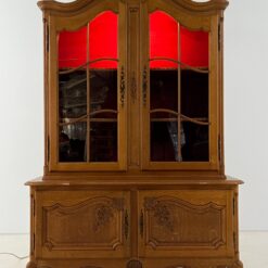 Ąžuolinis dviejų dalių bufetas su tekstiline vidaus apdaila ir apšvietimu 46x130x189 cm