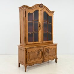 Ąžuolinis dviejų dalių bufetas su tekstiline vidaus apdaila ir apšvietimu 46x130x189 cm