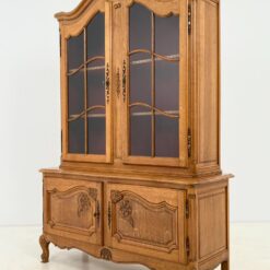 Ąžuolinis dviejų dalių bufetas su tekstiline vidaus apdaila ir apšvietimu 46x130x189 cm