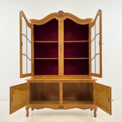 Ąžuolinis dviejų dalių bufetas su tekstiline vidaus apdaila ir apšvietimu 46x130x189 cm