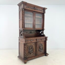 Senovinis ąžuolinis trijų dalių bufetas su tekintomis kolonomis ir drožinėtomis šunų figūromis 64x143x242 cm