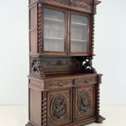 Senovinis ąžuolinis trijų dalių bufetas su tekintomis kolonomis ir drožinėtomis šunų figūromis 64x143x242 cm