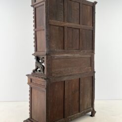 Senovinis ąžuolinis trijų dalių bufetas su tekintomis kolonomis ir drožinėtomis šunų figūromis 64x143x242 cm