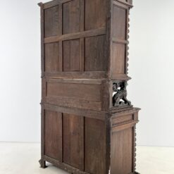 Senovinis ąžuolinis trijų dalių bufetas su tekintomis kolonomis ir drožinėtomis šunų figūromis 64x143x242 cm