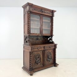 Senovinis ąžuolinis trijų dalių bufetas su tekintomis kolonomis ir drožinėtomis šunų figūromis 64x143x242 cm