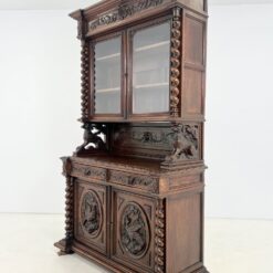 Senovinis ąžuolinis trijų dalių bufetas su tekintomis kolonomis ir drožinėtomis šunų figūromis 64x143x242 cm