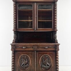 Senovinis ąžuolinis trijų dalių bufetas su tekintomis kolonomis ir drožinėtomis šunų figūromis 64x143x242 cm