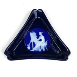 Prancūziška porcelianinė Limoges trikampė peleninė su tapytojos atvaizdu 11,5x13x2 cm