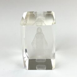 Krištolinė statulėlė su išgraviruota Švč. Mergelės Marijos figūra 5x5x8 cm