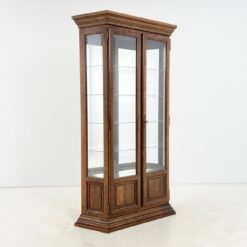 Ąžuolinė vitrina su veidrodine nugara ir apšvietimu 34x123x200 cm