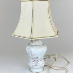 Prancūziškas porcelianinis Limoges stalinis šviestuvas su tekstiliniu gaubtu 27x30x44 cm