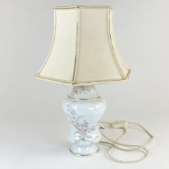 Prancūziškas porcelianinis Limoges stalinis šviestuvas su tekstiliniu gaubtu 27x30x44 cm