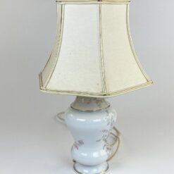 Prancūziškas porcelianinis Limoges stalinis šviestuvas su tekstiliniu gaubtu 27x30x44 cm