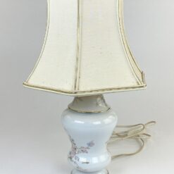 Prancūziškas porcelianinis Limoges stalinis šviestuvas su tekstiliniu gaubtu 27x30x44 cm