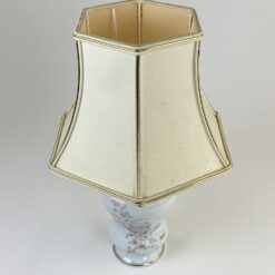 Prancūziškas porcelianinis Limoges stalinis šviestuvas su tekstiliniu gaubtu 27x30x44 cm