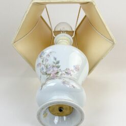 Prancūziškas porcelianinis Limoges stalinis šviestuvas su tekstiliniu gaubtu 27x30x44 cm