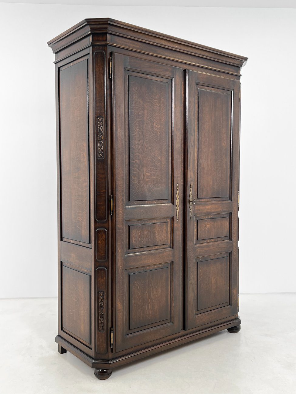 HB0689-spintos-1 Ąžuolinė dviejų durų rūbų spinta 62x143x212 cm
