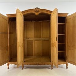 Ąžuolinė rokoko stiliaus keturių durų rūbų spinta 71x217x211 cm