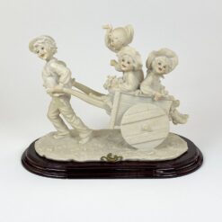 Itališka Bruno Merli Capodimonte stiliaus statula iš polirezino ir porceliano liejinio su mediniu postamentu 19,5x36x25 cm
