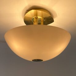 Lubinis metalinis aukso spalvos TRIO Lighting Group šviestuvas su stikliniu baltos spalvos gaubtu 37x37x30 cm