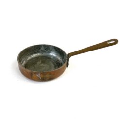 Miniatiūrinė varinė keptuvėlė alavuota vidine dalimi su žalvarine rankena 7,5x15x5 cm